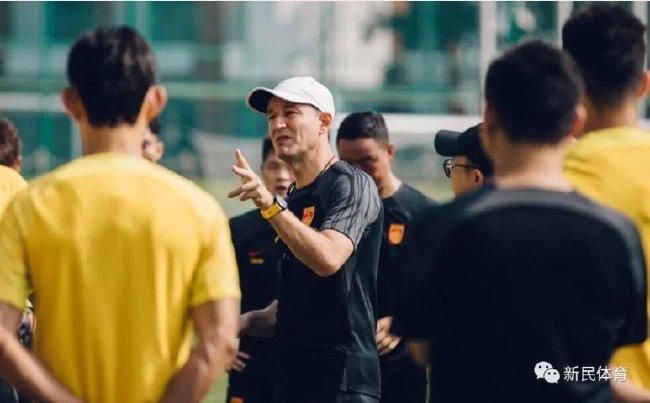 相较他此前更为观众熟知的荧屏形象——霸气、威严、气场全开，这个人物“平淡”到令人有些陌生。