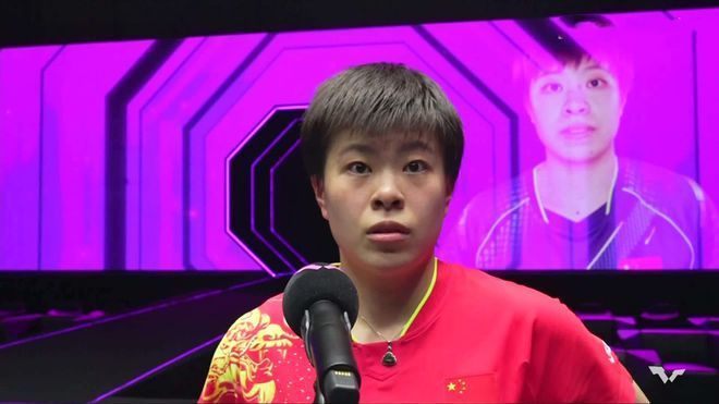 郭麒麟与一众同伙现场重现片中“绑架”名场面，导演曹保平则在一旁饶有兴致地记录起来，这波抽象的红毯整活将影片幽默荒诞的 对话·郭麒麟 | 首当电影大男主，他又带来惊喜！