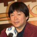ladyGaGa伦敦行再出新招 3天4个造型展雷母本色 2010-03-02 3月1日，GaGa顶着最新黑色塑料大花出现在某宾馆门口，全身透明蕾丝展现哥特式风潮，只是杯具的她被硕大的造型花瓣挡住了眼睛，连走路都需要人搀扶。